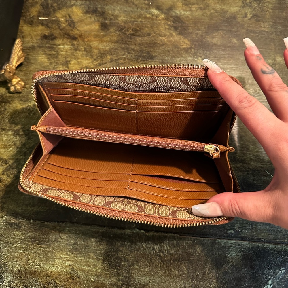 NWOT COACH LEATHER WALLET!! - Picture 8 of 13
